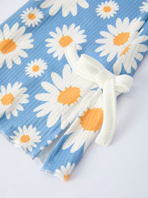 white-top-and-daisy-print-flared-pants-girls-outfit-sophias-style-5