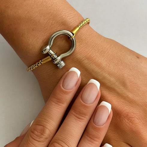 the-lucky-lock-horseshoe-carabiner-clasp-bracelet-Sophia's Style-2