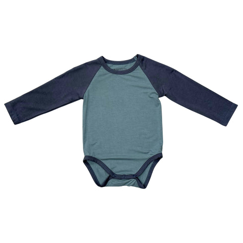 baby-boy-long-sleeve-raglan-bodysuit-in-nightfall-baby-sprouts-sophias-styleBaby Long Sleeve Raglan Bodysuit-1