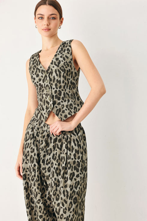 leopard-luxe-woven-vest-sophias-style-4