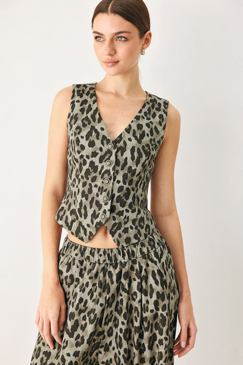 leopard-luxe-woven-vest-sophias-style-5