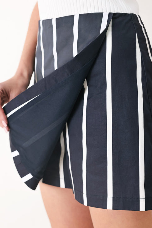 dark-rhythm-stripe-woven-skort-sophias-style-4