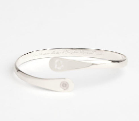 engraved-mother-daughter-bracelets-engraved-love-between-mother-and-daughter-knows-no-distance-bracelet-1-Sophia's Style-6