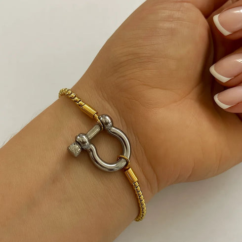 the-lucky-lock-horseshoe-carabiner-clasp-bracelet-Sophia's Style-5